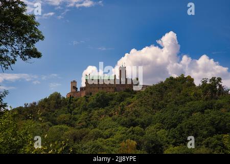 Klassische Panoramasicht auf die Wartburg im Thüringer Wald bei Eisenach, Thüringen, Deutschland Stockfoto