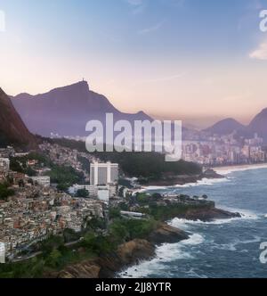 Luftaufnahme von Rio de Janeiro mit Corcovado Berg bei Sonnenuntergang - Rio de Janeiro, Brasilien Stockfoto