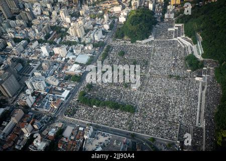 Luftaufnahme des Friedhofs von Sao Joao Batista - Rio de Janeiro, Brasilien Stockfoto