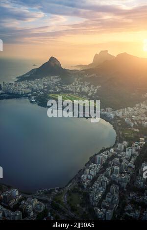 Luftaufnahme der Rodrigo de Freitas Lagune bei Sonnenuntergang mit Dois Irmaos Hill und Pedra da Gavea - Rio de Janeiro, Brasilien Stockfoto