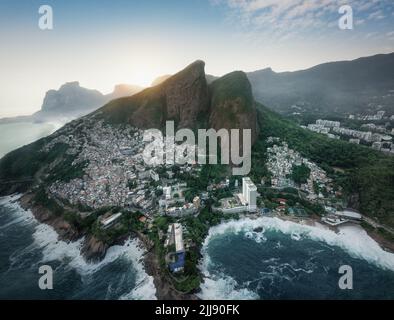 Luftaufnahme des Berges Dois Irmaos (Morro Dois Irmaos) mit Vidigal Favela - Rio de Janeiro, Brasilien Stockfoto