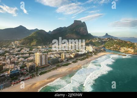 Luftaufnahme von Barra da Tijuca und Pedra da Gavea Hill - Rio de Janeiro, Brasilien Stockfoto