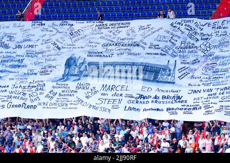 ROTTERDAM, NIEDERLANDE - 24. JULI: Banner während des Vorsaison-Freundschaftsspiel zwischen Feyenoord und Olympique Lyon am 24. Juli 2022 im Stadion Feyenoord in Rotterdam, Niederlande (Foto: Geert van Erven/Orange Picles) Stockfoto