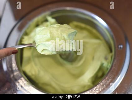 Avocado-Eis in einer Mischer-Nahaufnahme Stockfoto