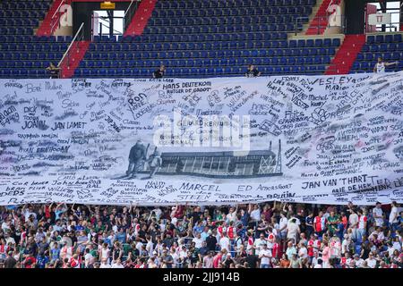 Rotterdam - Ein Moment der Stille für die gefallenen Feyenoord-Fans und Spieler während des Spiels zwischen Feyenoord und Olympique Lyon im Stadion Feijenoord De Kuip am 24. Juli 2022 in Rotterdam, Niederlande. (Box zu Box Pictures/Tom Bode) Stockfoto