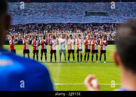 Rotterdam - Ein Banner als Hommage an gefallene Feyenoord-Fans und Spieler während des Spiels zwischen Feyenoord und Olympique Lyon im Stadion Feijenoord De Kuip am 24. Juli 2022 in Rotterdam, Niederlande. (Box-to-Box-Bilder/Yannick Verhoeven) Stockfoto