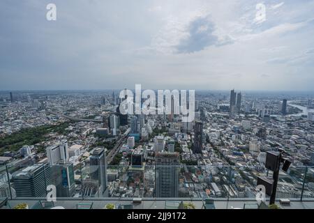 King Power Mahanakhon, früher bekannt als MahaNakhon, ist ein Wolkenkratzer mit gemischter Nutzung im zentralen Geschäftsviertel Silom/Sathon von Bangkok. Stockfoto