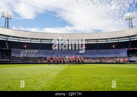 Rotterdam - Ein Banner als Hommage an gefallene Feyenoord-Fans und Spieler während des Spiels zwischen Feyenoord und Olympique Lyon im Stadion Feijenoord De Kuip am 24. Juli 2022 in Rotterdam, Niederlande. (Box-to-Box-Bilder/Yannick Verhoeven) Stockfoto