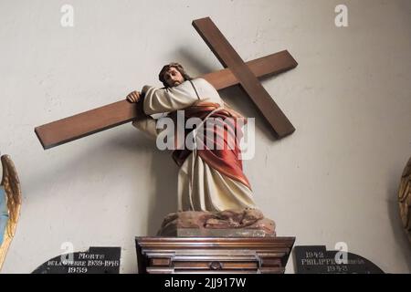 Ploumilliau (Plouilio), Frankreich. Christus trägt das Kreuz in der Eglise Saint-Milliau (St. Miliau Kirche) Stockfoto