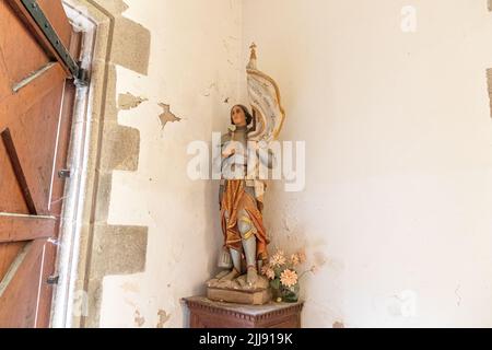 Ploumilliau (Plouilio), Frankreich. Darstellung der Jeanne d'Arc (Jeanne d'Arc) in der Eglise Saint-Milliau (St. Miliau Kirche) Stockfoto