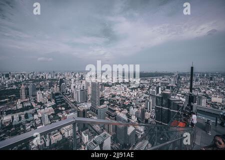 King Power Mahanakhon, früher bekannt als MahaNakhon, ist ein Wolkenkratzer mit gemischter Nutzung im zentralen Geschäftsviertel Silom/Sathon von Bangkok. Stockfoto