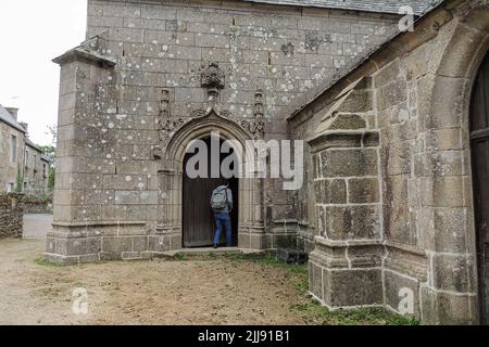 Ploumilliau (Plouilio), Frankreich. Die Eglise Saint-Milliau (St. Miliau Kirche), ein römisch-katholischer gotischer Tempel in dieser kleinen Stadt der Bretagne Stockfoto