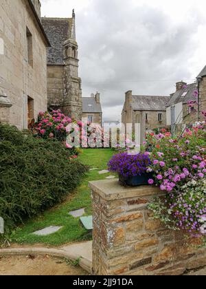 Ploumilliau (Plouilio), Frankreich. Die Eglise Saint-Milliau (St. Miliau Kirche), ein römisch-katholischer gotischer Tempel in dieser kleinen Stadt der Bretagne Stockfoto