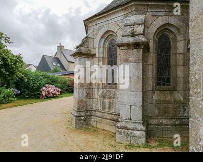 Ploumilliau (Plouilio), Frankreich. Die Eglise Saint-Milliau (St. Miliau Kirche), ein römisch-katholischer gotischer Tempel in dieser kleinen Stadt der Bretagne Stockfoto