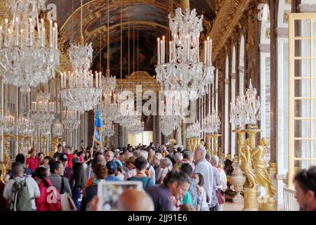 VERSAILLES / FRANKREICH - 16. Juni 2019: Touristenmassen im Schloss Versailles (Chateau de Versailles) in der Nähe von Paris, Frankreich Stockfoto