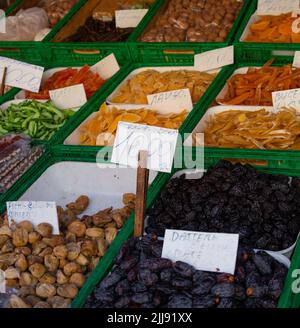 Trockenobststand am Straßenmarkt Stockfoto