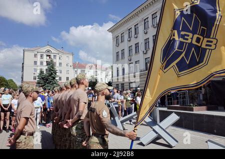 Mitglieder des Asow-Regiments werden während des laufenden Flashmob „Run for Asovstal“ in Zaporizhzhya auf einer Parade gesehen. Die Organisatoren der Veranstaltung sind die Vereinigung der Familien der Verteidiger von Asovstal. Ziel des Marathons war es, die Welt an den Heldentum der ukrainischen Verteidiger von Mariupol während der russischen Aggression gegen die Ukraine zu erinnern. Das Asov-Regiment ist eine Einheit der Nationalgarde der Ukraine, die sich früher in Mariupol befand. Stockfoto