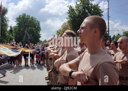 Mitglieder des Asow-Regiments werden während des laufenden Flashmob „Run for Asovstal“ in Zaporizhzhya auf einer Parade gesehen. Die Organisatoren der Veranstaltung sind die Vereinigung der Familien der Verteidiger von Asovstal. Ziel des Marathons war es, die Welt an den Heldentum der ukrainischen Verteidiger von Mariupol während der russischen Aggression gegen die Ukraine zu erinnern. Das Asov-Regiment ist eine Einheit der Nationalgarde der Ukraine, die sich früher in Mariupol befand. Stockfoto