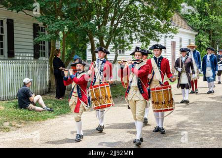 Colonial Williamsburg Virginia, Duke of Gloucester Street, Fife und Trommelkorps marschieren Musik in Tricorne Hut, Besuchertour touristisches Wahrzeichen Stockfoto