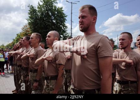 Mitglieder des Asow-Regiments werden während des laufenden Flashmob „Run for Asovstal“ in Zaporizhzhya auf einer Parade gesehen. Die Organisatoren der Veranstaltung sind die Vereinigung der Familien der Verteidiger von Asovstal. Ziel des Marathons war es, die Welt an den Heldentum der ukrainischen Verteidiger von Mariupol während der russischen Aggression gegen die Ukraine zu erinnern. Das Asov-Regiment ist eine Einheit der Nationalgarde der Ukraine, die sich früher in Mariupol befand. (Foto von Andriy Andriyenko / SOPA Images/Sipa USA) Stockfoto