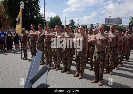 Mitglieder des Asow-Regiments werden während des laufenden Flashmob „Run for Asovstal“ in Zaporizhzhya auf einer Parade gesehen. Die Organisatoren der Veranstaltung sind die Vereinigung der Familien der Verteidiger von Asovstal. Ziel des Marathons war es, die Welt an den Heldentum der ukrainischen Verteidiger von Mariupol während der russischen Aggression gegen die Ukraine zu erinnern. Das Asov-Regiment ist eine Einheit der Nationalgarde der Ukraine, die sich früher in Mariupol befand. (Foto von Andriy Andriyenko / SOPA Images/Sipa USA) Stockfoto