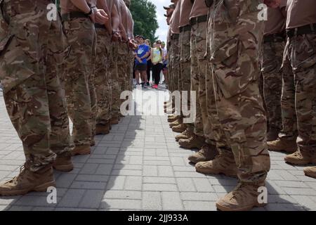 23. Juni 2022, Zaporizhzhya, Ukraine: Mitglieder des Asov-Regiment sind auf der Parade während der laufenden Flashmob â € œRun für Azovstalâ € in Zaporizhzhya gesehen. Die Organisatoren der Veranstaltung sind die Vereinigung der Familien der Verteidiger von Asovstal. Ziel des Marathons war es, die Welt an den Heldentum der ukrainischen Verteidiger von Mariupol während der russischen Aggression gegen die Ukraine zu erinnern. Das Asov-Regiment ist eine Einheit der Nationalgarde der Ukraine, die sich früher in Mariupol befand. (Bild: © Andriy Andriyenko/SOPA Images via ZUMA Press Wire) Stockfoto