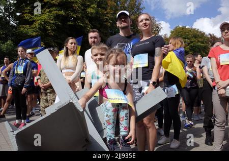 23. Juni 2022, Zaporizhzhya, Ukraine: Die Menschen werden gesehen, Blick auf während der laufenden Flashmob â € œRun für Azovstalâ € in Zaporizhzhya. Die Organisatoren der Veranstaltung sind die Vereinigung der Familien der Verteidiger von Asovstal. Ziel des Marathons war es, die Welt an den Heldentum der ukrainischen Verteidiger von Mariupol während der russischen Aggression gegen die Ukraine zu erinnern. Das Asov-Regiment ist eine Einheit der Nationalgarde der Ukraine, die sich früher in Mariupol befand. (Bild: © Andriy Andriyenko/SOPA Images via ZUMA Press Wire) Stockfoto