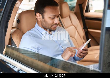 Passagier, der sein Handy in der Kabine benutzt Stockfoto