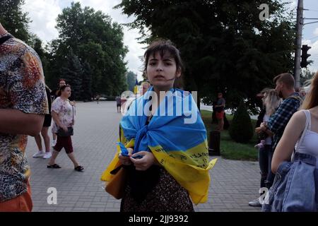 23. Juni 2022, Zaporizhzhya, Ukraine: Ein Mädchen gesehen stehen mit der ukrainischen Flagge während der laufenden Flashmob â € œRun für Azovstalâ € in Zaporizhzhya. Die Organisatoren der Veranstaltung sind die Vereinigung der Familien der Verteidiger von Asovstal. Ziel des Marathons war es, die Welt an den Heldentum der ukrainischen Verteidiger von Mariupol während der russischen Aggression gegen die Ukraine zu erinnern. Das Asov-Regiment ist eine Einheit der Nationalgarde der Ukraine, die sich früher in Mariupol befand. (Bild: © Andriy Andriyenko/SOPA Images via ZUMA Press Wire) Stockfoto