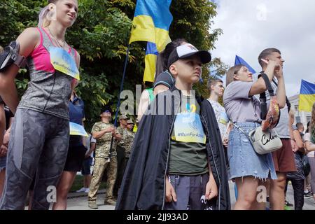 23. Juni 2022, Zaporizhzhya, Ukraine: Die Menschen werden gesehen, Blick auf während der laufenden Flashmob â € œRun für Azovstalâ € in Zaporizhzhya. Die Organisatoren der Veranstaltung sind die Vereinigung der Familien der Verteidiger von Asovstal. Ziel des Marathons war es, die Welt an den Heldentum der ukrainischen Verteidiger von Mariupol während der russischen Aggression gegen die Ukraine zu erinnern. Das Asov-Regiment ist eine Einheit der Nationalgarde der Ukraine, die sich früher in Mariupol befand. (Bild: © Andriy Andriyenko/SOPA Images via ZUMA Press Wire) Stockfoto