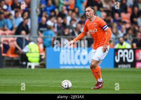 Richard Keogh #26 von Blackpool in Aktion während des Spiels in , am 7/24/2022. (Foto von Craig Thomas/News Images/Sipa USA) Stockfoto