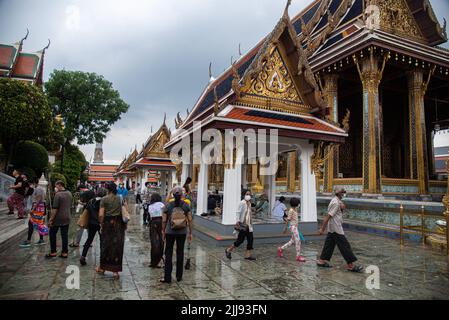 Touristen haben Wat Phra Kaew in Bangkok besucht. Stockfoto