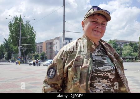 23. Juni 2022, Zaporizhzhya, Ukraine: Ein Mitglied des Asov-Regiment wird nach dem laufenden Flashmob â € œRun für Azovstalâ € in Zaporizhzhya gesehen. Die Organisatoren der Veranstaltung sind die Vereinigung der Familien der Verteidiger von Asovstal. Ziel des Marathons war es, die Welt an den Heldentum der ukrainischen Verteidiger von Mariupol während der russischen Aggression gegen die Ukraine zu erinnern. Das Asov-Regiment ist eine Einheit der Nationalgarde der Ukraine, die sich früher in Mariupol befand. (Bild: © Andriy Andriyenko/SOPA Images via ZUMA Press Wire) Stockfoto