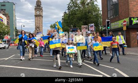 Mitglieder der ukrainischen Gemeinde in Nordirland und Unterstützer nehmen an einem marsch in Belfast Teil, der zur Solidarität und Unterstützung der Ukraine bei der anhaltenden russischen Invasion aufruft. Sie versammelten sich am Custom House Square in Belfast, bevor sie durch das Stadtzentrum zum Rathaus gingen, wo Reden gehört wurden. Bilddatum: Sonntag, 24. Juli 2022. Stockfoto