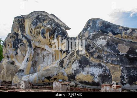 Die größte Reclining Buddha Statue im Wat Lokayasutharam Ayutthaya Thailand. 42 Meter lang und 8 Meter hoch Stockfoto