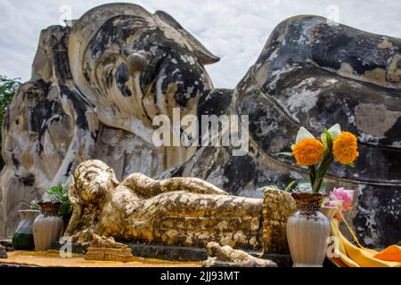 Die größte Reclining Buddha Statue im Wat Lokayasutharam Ayutthaya Thailand. 42 Meter lang und 8 Meter hoch Stockfoto