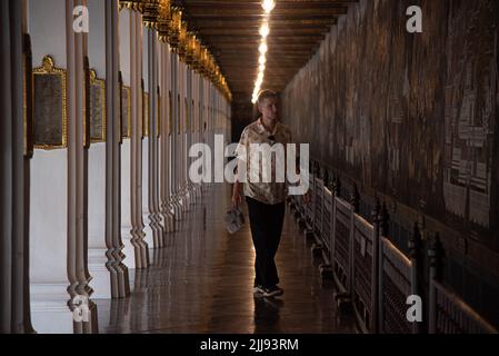 Ein Tourist, der an der thailändischen Wandmalwand im Wat Phra Kaew in Bangkok vorbeiging. (Foto von Peerapon Boonyakiat / SOPA Images/Sipa USA) Stockfoto