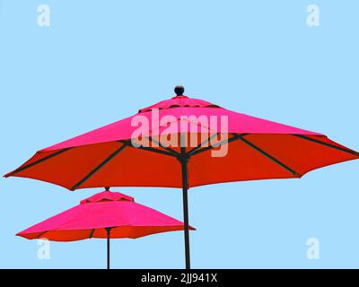 Rote Marktschirme gegen blauen Himmel Stockfoto