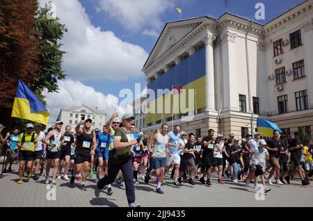 23. Juni 2022, Zaporizhzhya, Ukraine: Die Menschen werden während der laufenden Flashmob â € œRun für Azovstalâ € in Zaporizhzhya gesehen. Die Organisatoren der Veranstaltung sind die Vereinigung der Familien der Verteidiger von Asovstal. Ziel des Marathons war es, die Welt an den Heldentum der ukrainischen Verteidiger von Mariupol während der russischen Aggression gegen die Ukraine zu erinnern. Das Asov-Regiment ist eine Einheit der Nationalgarde der Ukraine, die sich früher in Mariupol befand. (Bild: © Andriy Andriyenko/SOPA Images via ZUMA Press Wire) Stockfoto