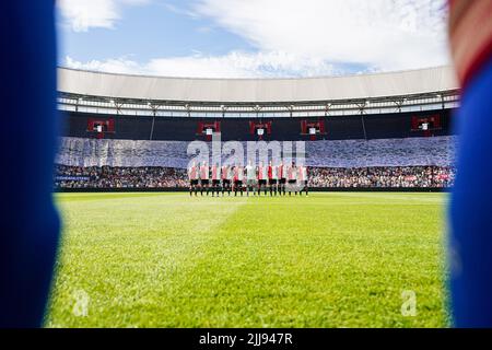 Rotterdam, Niederlande. 24. Juli 2022, Rotterdam - Ein Banner als Hommage an gefallene Feyenoord-Fans und Spieler während des Spiels zwischen Feyenoord und Olympique Lyon im Stadion Feijenoord De Kuip am 24. Juli 2022 in Rotterdam, Niederlande. (Box-to-Box-Bilder/Yannick Verhoeven) Stockfoto