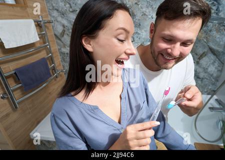 Junges Paar in den Prozess der Morgenhygiene Verfahren Stockfoto