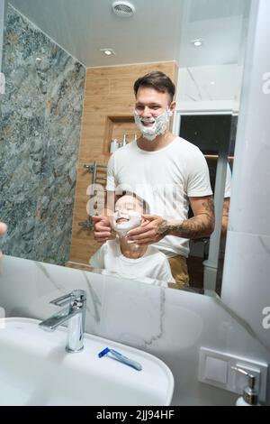 Rasur von Vater und Sohn mit Elementen spielen und lernen Stockfoto