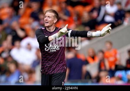 Everton-Torhüter Jordan Pickford zeigt sich während eines Freundschaftsspieles vor der Saison in der Bloomfield Road, Blackpool. Bilddatum: Sonntag, 24. Juli 2022. Stockfoto