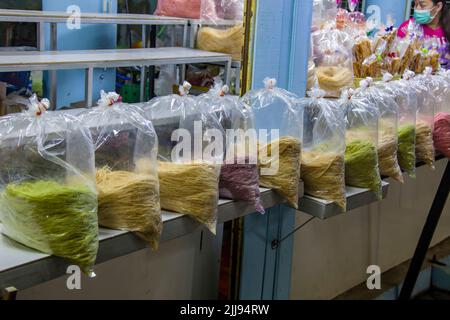 Ayutthaya Thailand 6. Jun 2022: Roti sai Mai (Seidenseil) ist bekannt als Ayutthayas Zuckerwatte. Es ist ein südostasiatischer Nachtisch aus Thailand. Stockfoto