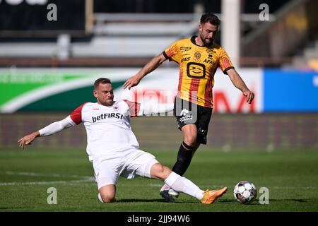 Mechelen, Belgien, 24/07/2022, die Antwerpener Vincent Janssen und Mechelen's Dries Wouters kämpfen während eines Fußballschlages zwischen KV Mechelen und dem Royal Antwerp FC am Sonntag, dem 24. Juli 2022 in Mechelen, am 1. Tag der ersten Division der belgischen Meisterschaft 2022-2023, um den Ball. BELGA FOTO JOHAN EYCKENS Stockfoto