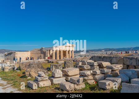 ATHEN, GRIECHENLAND - 21. MAI 2022: Athene Nike Tempel auf der Akropolis, Wahrzeichen von Athen. Malerische Aussicht auf das klassische Gebäude auf dem berühmten Akropolis-Hügel Stockfoto