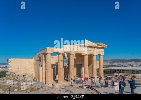 ATHEN, GRIECHENLAND - 21. MAI 2022: Athene Nike Tempel auf der Akropolis, Wahrzeichen von Athen. Malerische Aussicht auf das klassische Gebäude auf dem berühmten Akropolis-Hügel Stockfoto