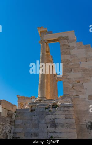 Säulen des berühmten Athens Sightseeing Hekatompedon Tempel in Akropolis ohne Besucher an sonnigen Tag Stockfoto