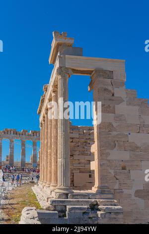 ATHEN, GRIECHENLAND - 21. MAI 2022: Säulen des berühmten Athens Sightseeing Hekatompedon Tempel in Akropolis vertikal Stockfoto