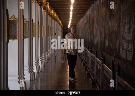 Bangkok, Thailand. 24.. Juli 2022. Ein Tourist, der an der thailändischen Wandmalwand im Wat Phra Kaew in Bangkok vorbeiging. (Bild: © Peerapon Boonyakiat/SOPA Images via ZUMA Press Wire) Stockfoto